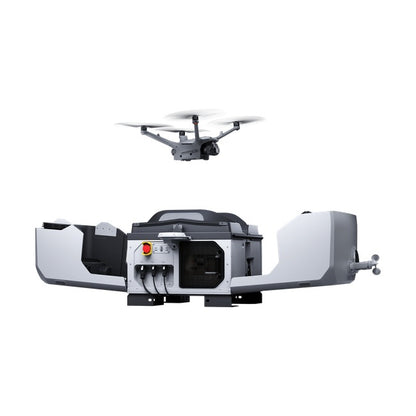 DJI Dock 3 z otwartą pokrywą i dronem serii Matrice 4D nad stacją
