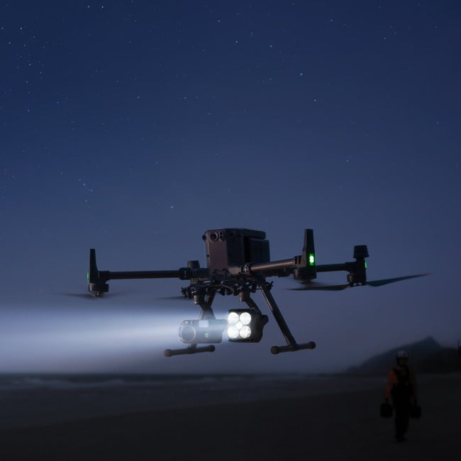 Dron DJI Matrice z reflektorem Zenmuse S1 oświetla teren podczas nocnej akcji