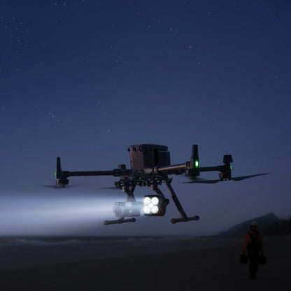 Dron DJI Matrice z reflektorem Zenmuse S1 oświetla teren podczas nocnej akcji